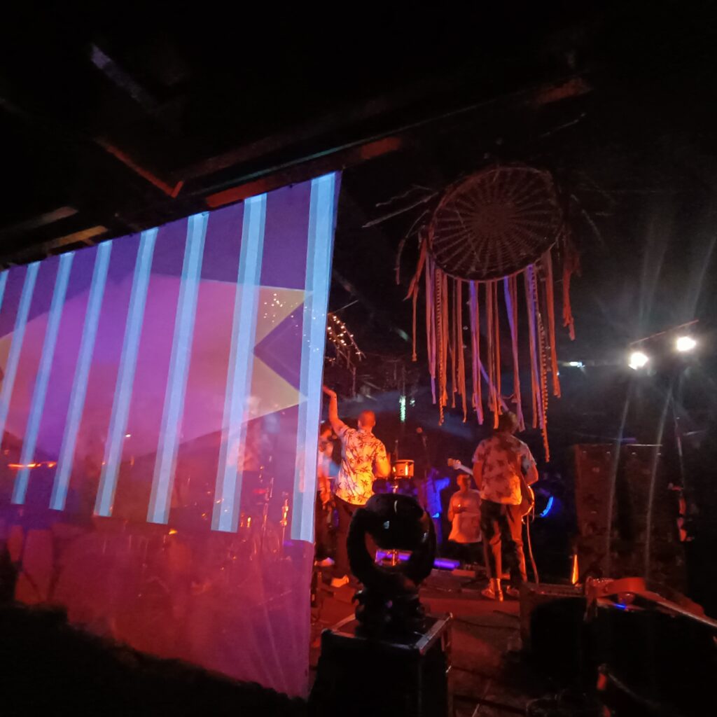 Band si esibisce sul main stage