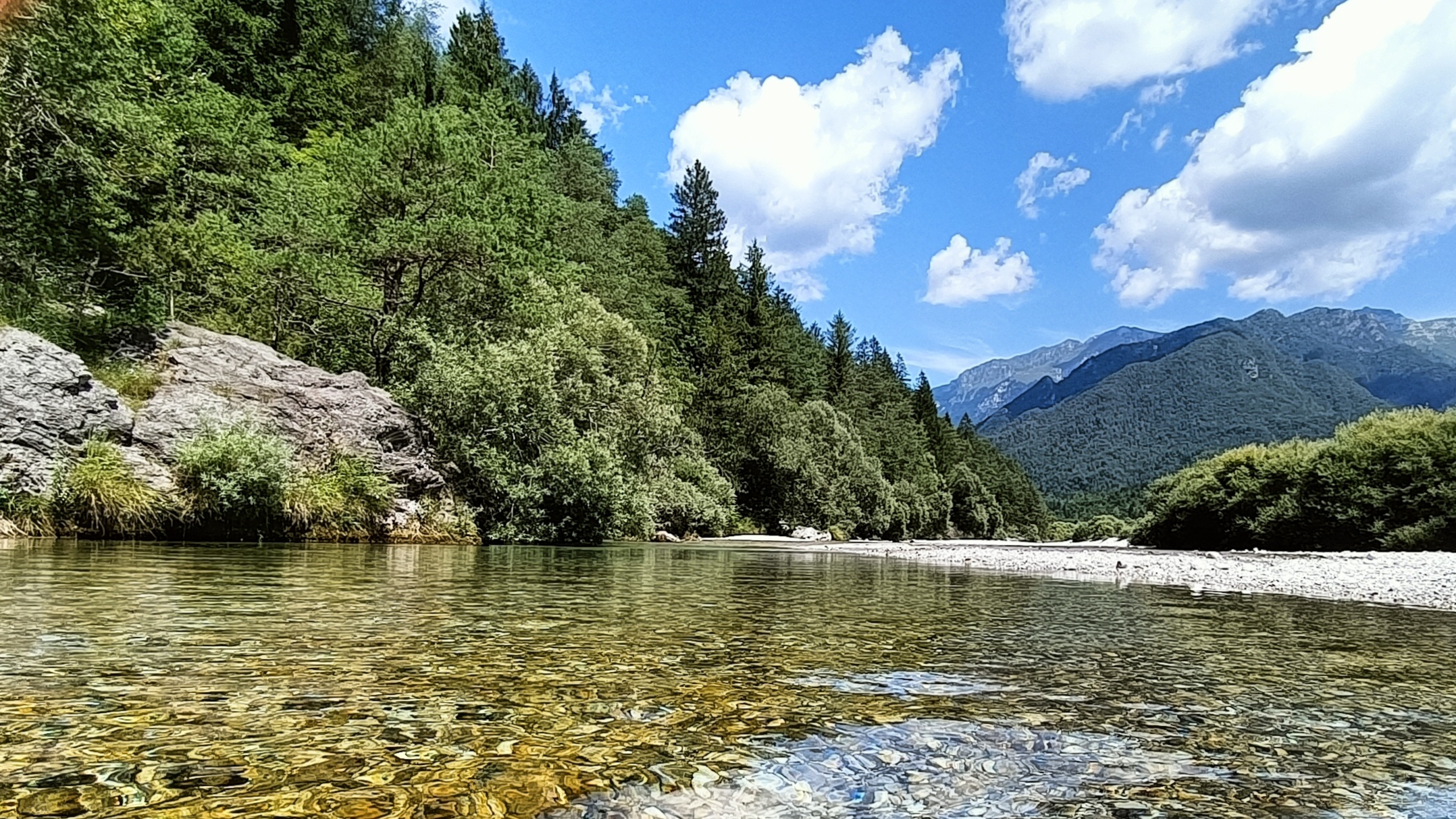 Vista fiume Meduna da un spiaggetta adiacente la zona camping